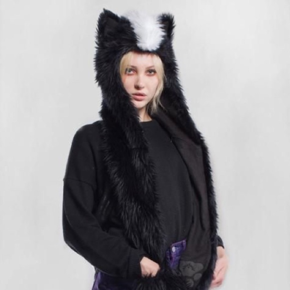 🌹 Fluffy Skunk Hood